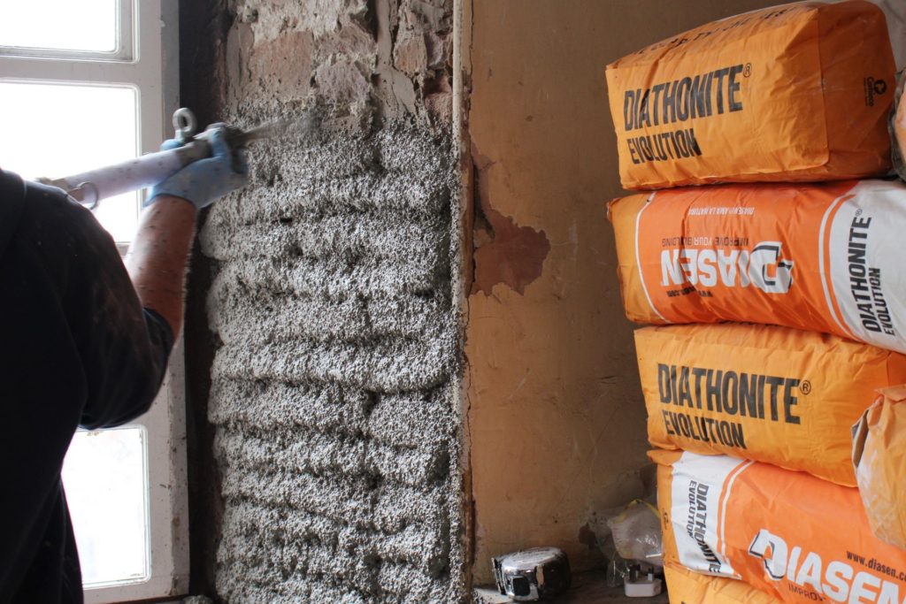 Spraying Diathonite Evolution cork lime thermal plaster internally - news