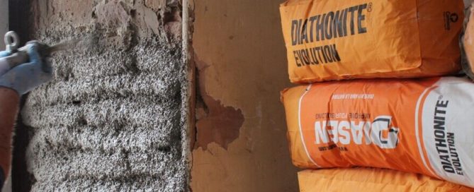 Spraying Diathonite Evolution cork lime thermal plaster internally