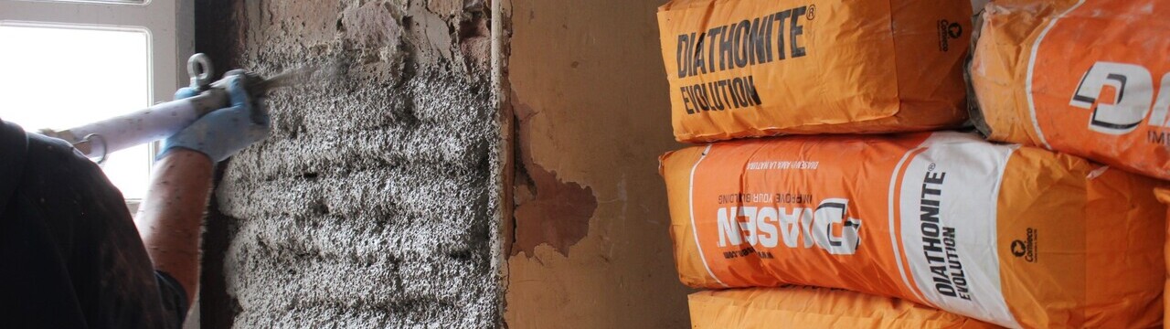 Spraying Diathonite Evolution cork lime thermal plaster internally